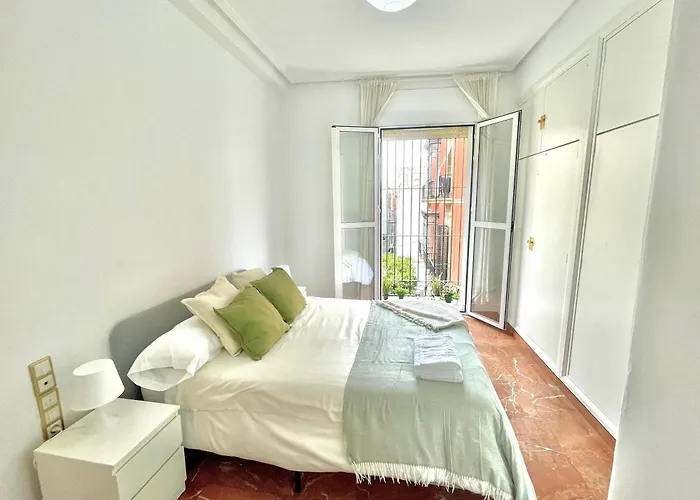 Enorme Y Luminoso Apartamento Para 13 Personas Con Balcones En El Corazon De Sevilla